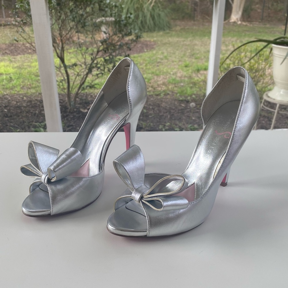 SILVER BOW HEELS Size US 7